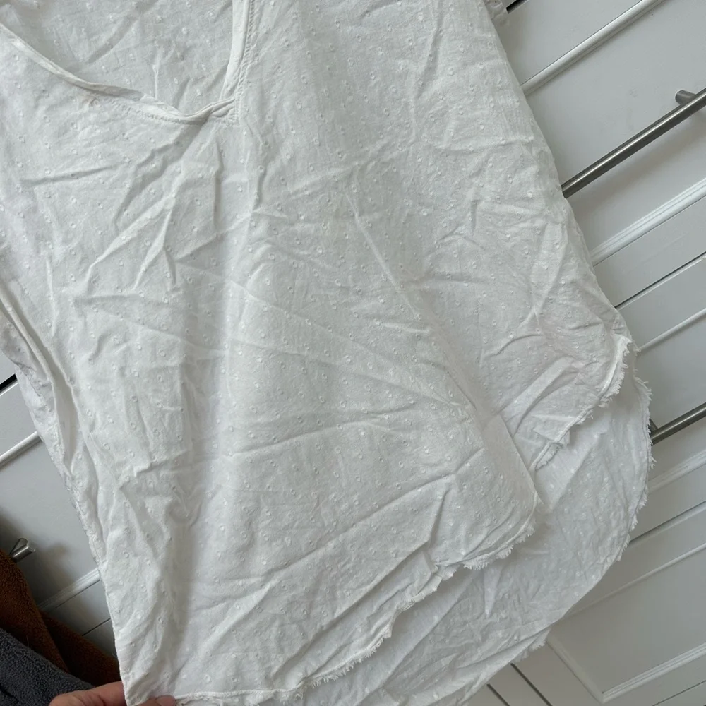 Bella Dahl White Short-Sleeve V-Neck Dot-Texture linen shirt - Picture 3 of 5